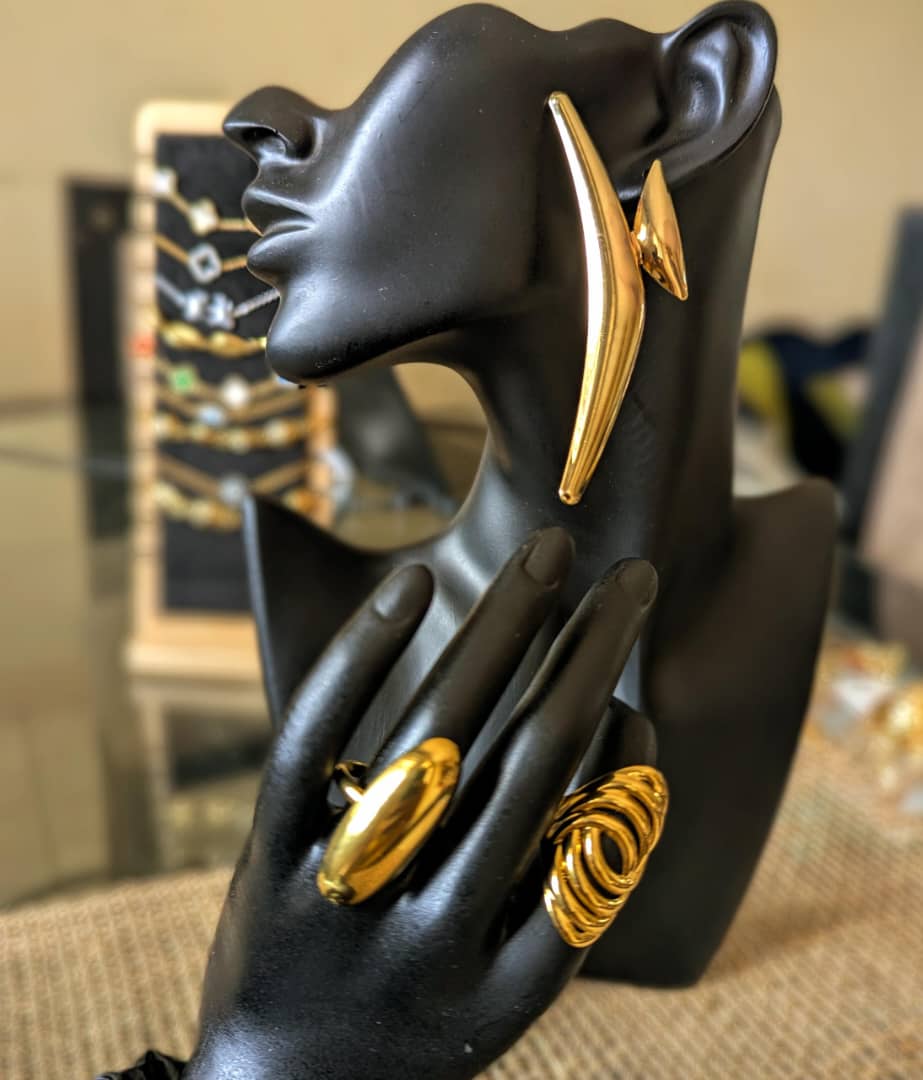 Boucles d’oreilles et bagues